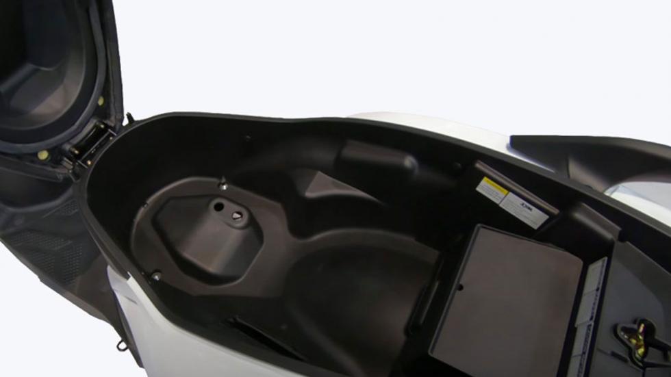 Το SYM Jet14 EVO 125 δίνει ιδιαίτερη έμφαση στην πρακτικότητα. Ο αποθηκευτικός χώρος κάτω από τη σέλα φτάνει τα 28 λίτρα, επαρκής για να φιλοξενήσει κράνος full face, ενώ υπάρχει και αναδιπλούμενος γά